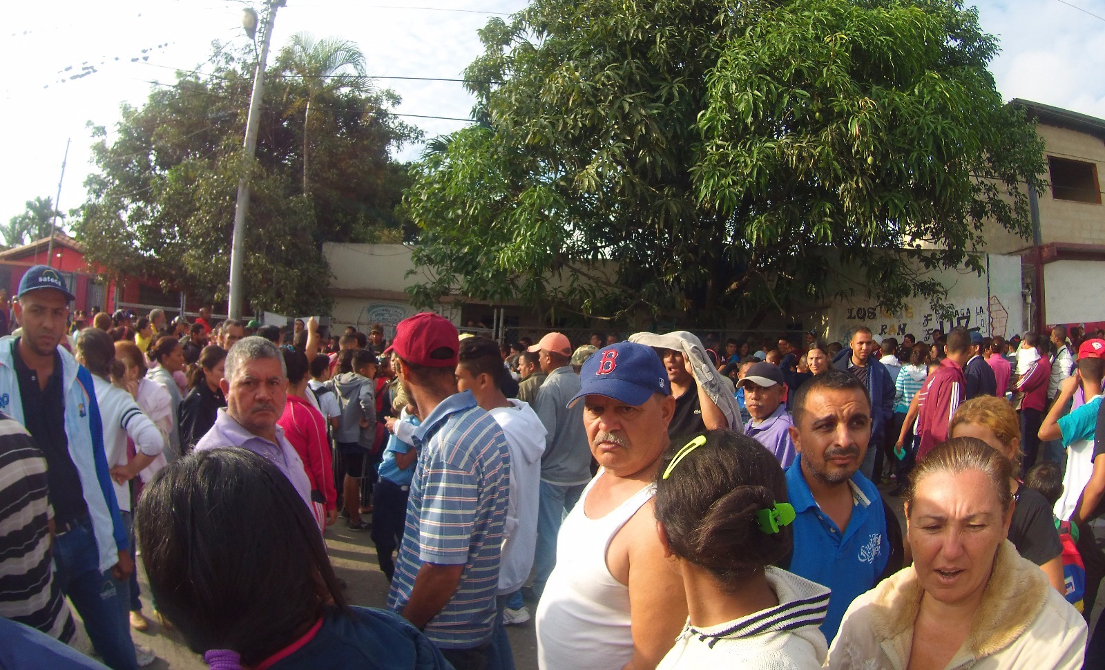 En Cooperativa Los Horcones solo logran comprar setecientas personas por sorteo, de cuatro mil que, aproximadamente, se acercan en búsqueda de alimentos. Foto cortesía de Keren Torres.