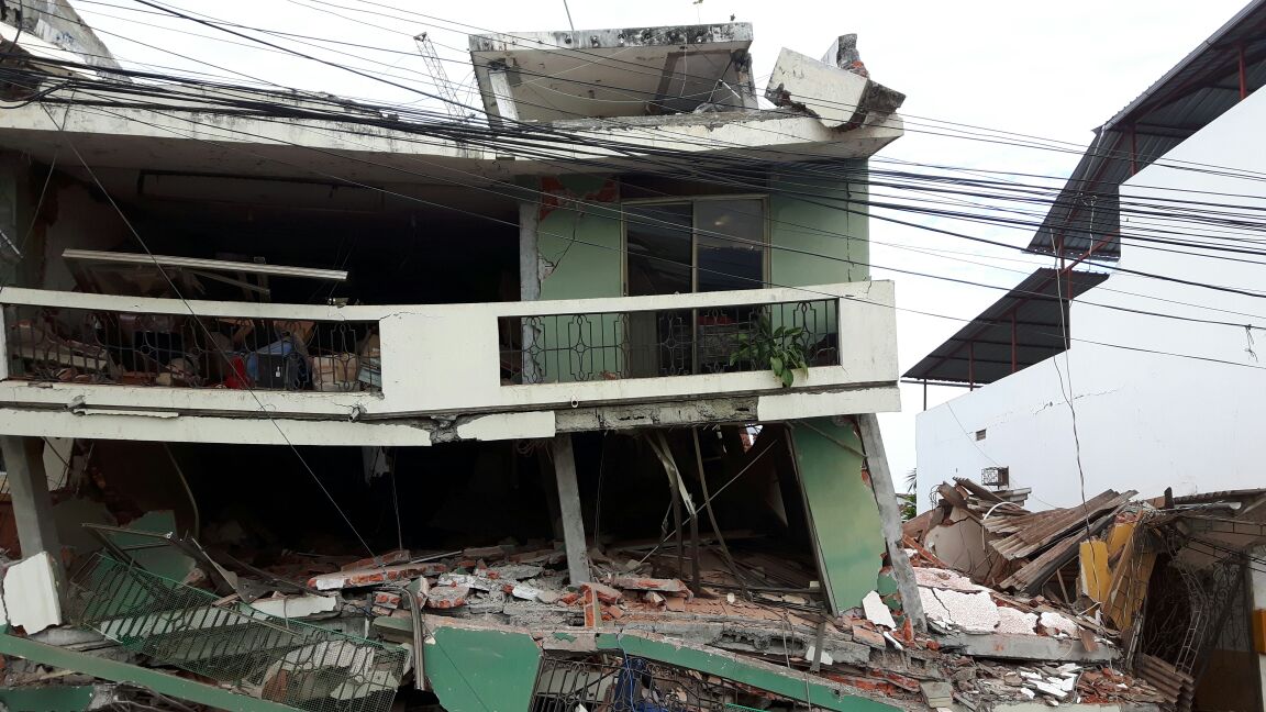 El edificio de FB Radio quedó inhabitable tras el terremoto. Foto: Cortesía FB Radio