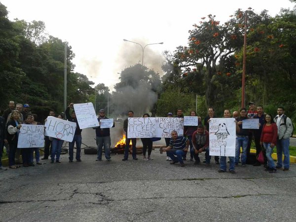 Trabajadores de la ULA protestaron por descontento en cuanto a sueldos y salarios. Foto Cortesía de La Patilla, medio digital