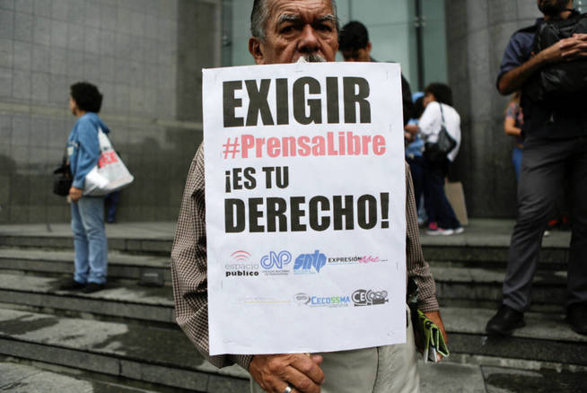 Manifestante en Caracas durante el Día Mundial de la Libertad de Prensa, el 3 de mayo de 2016 (Reuters)