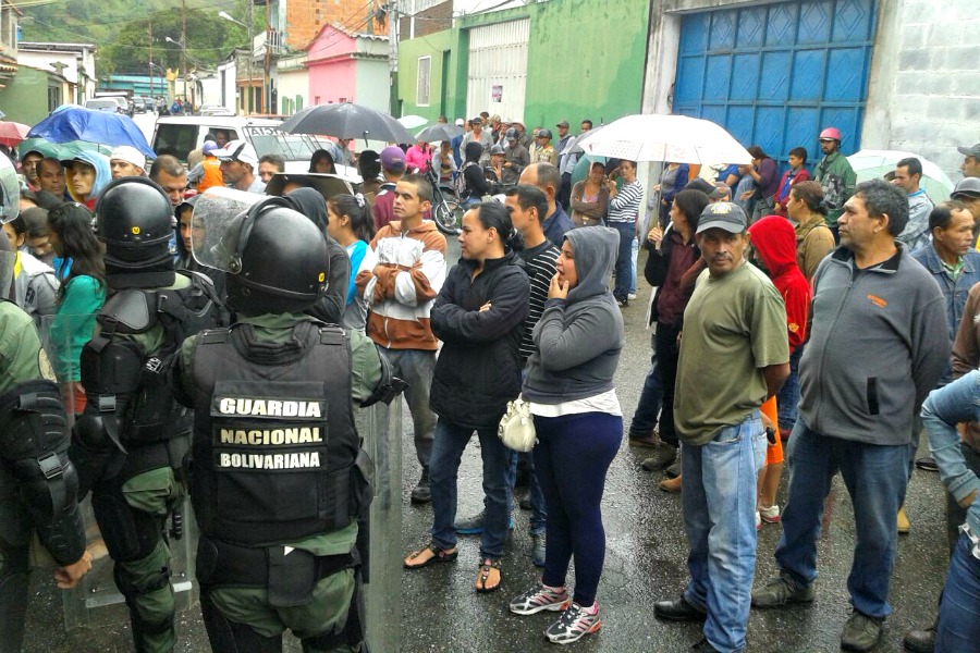 Situación irregular registrada en Boconó en protesta por comida. Foto: Karley Durán