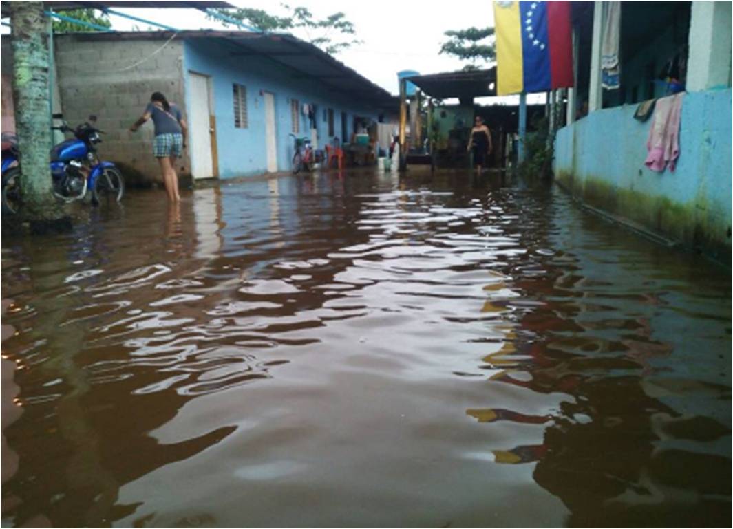A principios de julio, habitantes de sectores en Guasdualito denunciaron inundaciones y desbordamiento de ríos. Foto en barrio La Manga del Río. Cortesía @MiguelCardoza.
