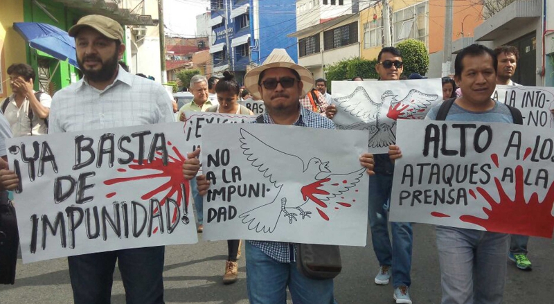 Periodistas en una marcha para exigir que cesen y se investiguen las agresiones a sus colegas en el país 