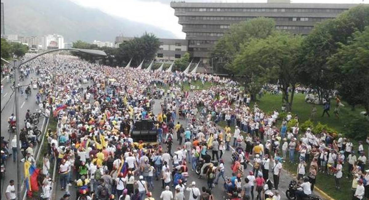 IPYS Venezuela registró 30 limitaciones a la cobertura periodísticas por parte de ciudadanos. Cortesía. Foto. El Nuevo Herald.